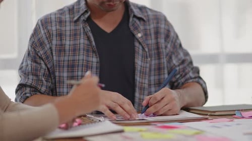 Un ami étudiant s'assoit et parle de l'apprentissage d'un sujet de contenu en classe à l'université ou au lycée