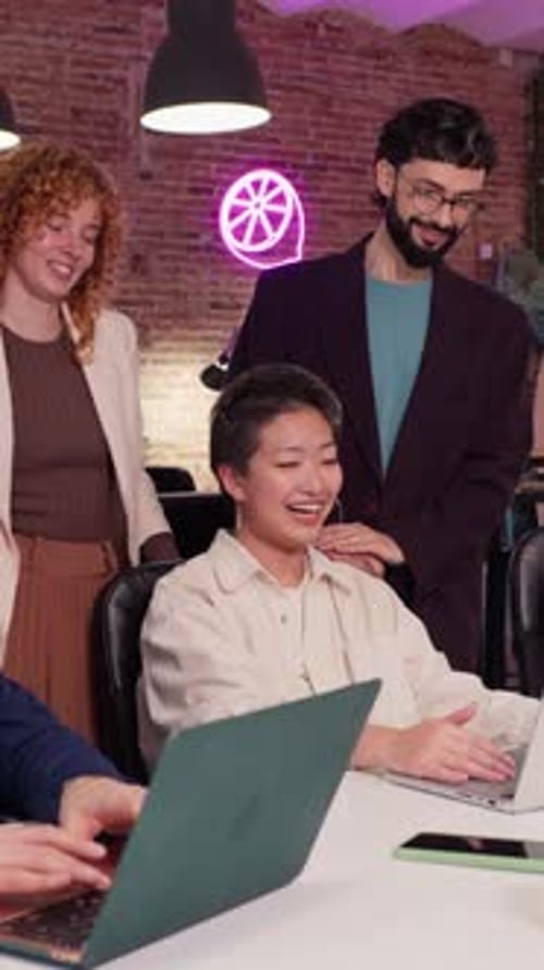 Equipe trabalhando no laptop em câmera lenta