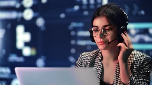 Geschäftsfrau, technischer Cyber-Support, sprechendes Headset, Laptop, Analyse großer Datenmengen, futuristisches Diagramm