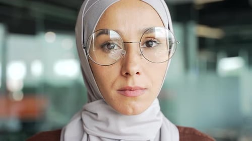 Nahaufnahme einer seriösen jungen muslimischen Geschäftsfrau im Hijab, die in die Kamera schaut