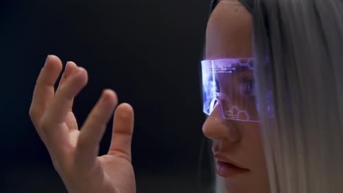 Nachdenklicher Benutzer untersucht VR-Technologien Nahaufnahme