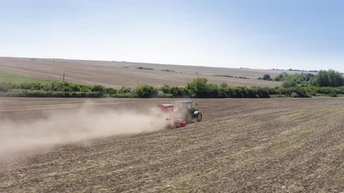 Im Sommer Weizen mit einem Traktor ernten
