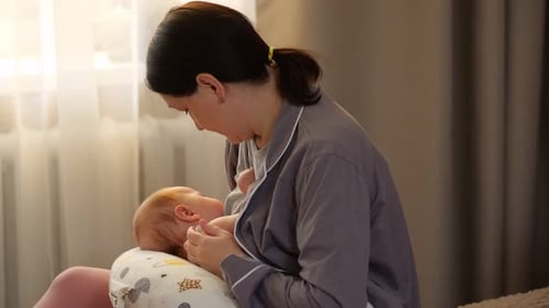 Madre amable abraza a un bebé que duerme pacíficamente, una madre cariñosa brinda un consuelo amoroso a su recién nacido