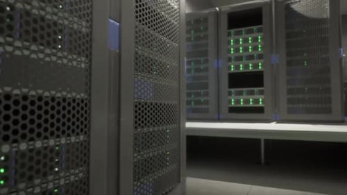 Belebter Serverraum mit grünen Lichtern