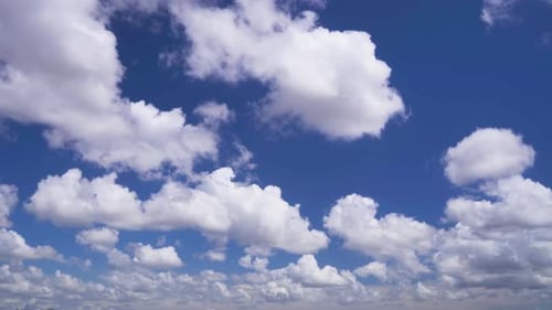 Bewegung der Wolken am blauen Himmel. Zeitraffervideo
.