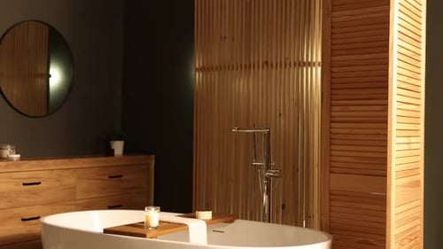Badewanne, hölzerner Faltwand und Waschtisch im Badezimmer, einziehende Kamera. Innenarchitektur