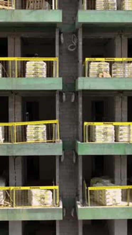 Vídeo vertical, vista aérea, obra de construcción, obra en obra
