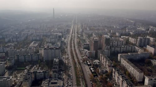 Stadtbild mit Wolkenkratzern, Hochhäusern und Autobahn in urbaner Landschaft