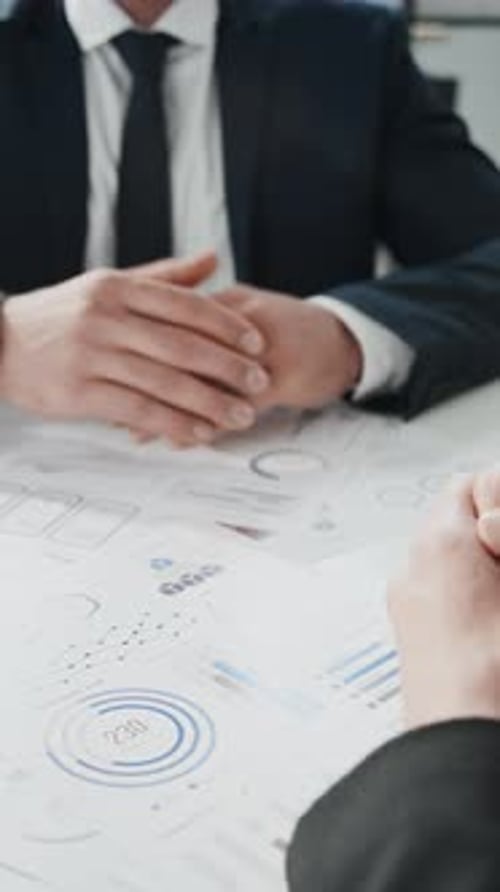 Parceiros de negócios apertando as mãos e fechando negócio