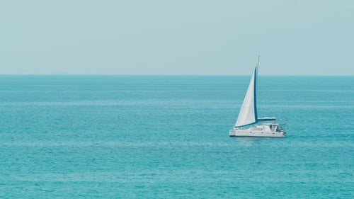 Velero que se mueve solo por la superficie del océano