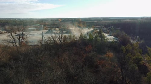 Brechanlage im Granitsteinbruch Ansicht von oben