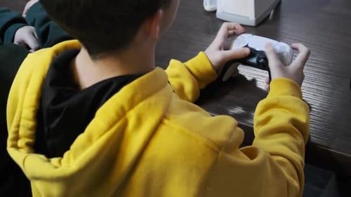Junge benutzt Videospielcontroller Gamer benutzt Joystick für Konsolenspiel