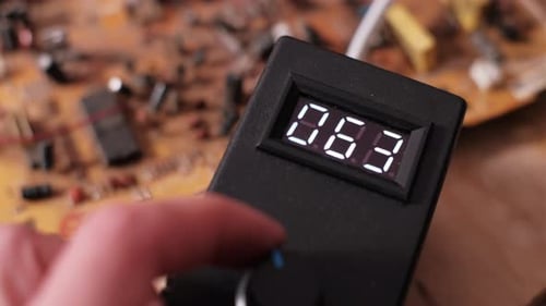 La perilla de control ajusta manualmente para aumentar el valor del medidor de voltaje digital