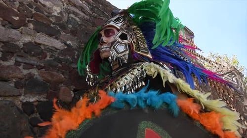 Primer plano del guerrero azteca con plumas de colores