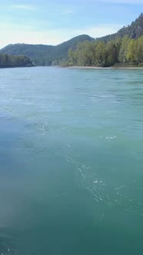 Entspannender Flussblick mit Bergen und Bäumen in ruhiger Naturumgebung