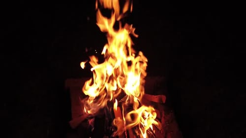 Una hoguera ardiendo en la noche, captura en cámara lenta.