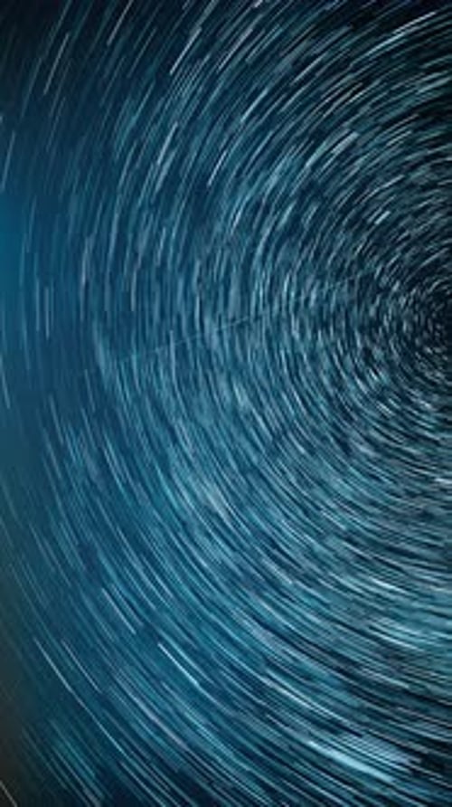 Zeitraffer, Nacht, Sternenhimmel, Sterne und meteorische Spuren, Meteore fliegen über den Himmel, drehen sich die Spuren von