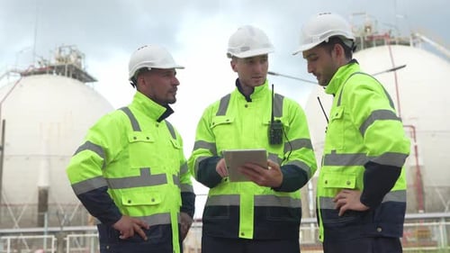 Inspection de sécurité du réseau de canalisations industrielles par un travailleur en équipement de sécurité brillant par temps ensoleillé