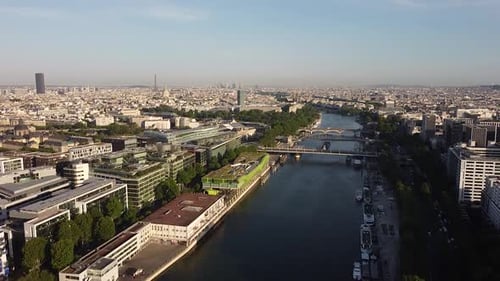 Das
Dock von Austerlitz und die Stadt Paris mit dem Eiffelturm im Hintergrund. Aus der Luft