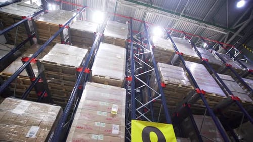 L'intérieur du centre logistique est rempli de rayonnages avec un grand nombre de colis. Créatif. Concept de transport