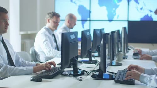 Équipe de professionnels travaillant aux ordinateurs de Bright Office. Homme travaillant avec des graphiques.