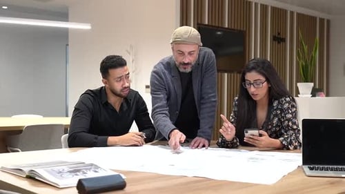 Chef de projet travaillant avec les employés dans un coworking
