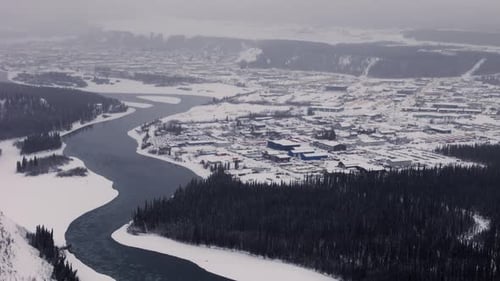 Cidade de Whitehorse na paisagem invernal no território de Yukon, no noroeste do Canadá. Tiro aéreo de Drone