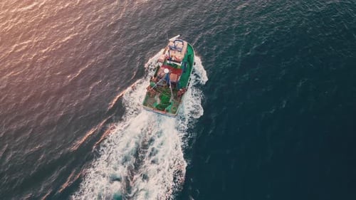 Fischerschiff schwimmt auf der Meeresoberfläche