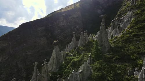 Luftaufnahme natürlicher Felsformationen, Steinpilze im Altai-Reservat