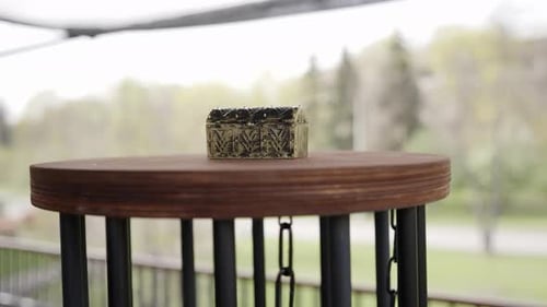 Un coffre au trésor, une boîte et une mangeoire à oiseaux sur une table rustique | Creative
