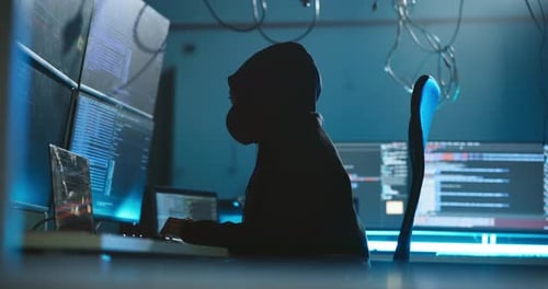 Ordinateur, pirate informatique et personne programmant la nuit dans le centre de contrôle pour hameçonnage par mot de passe