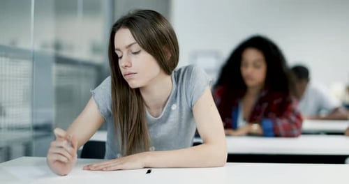 Gymnasiasten in einer Prüfung