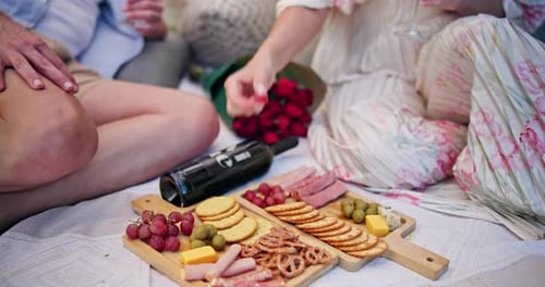 Couple, mains et plateau de charcuterie avec date de pique-nique pour la fête d'anniversaire
