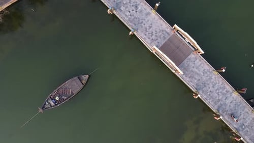 Vista aérea de un pequeño puente y pequeñas embarcaciones sobre un río en Hoi An Veitnam