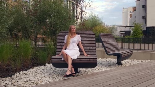 Jeune femme assise sur un banc rotatif