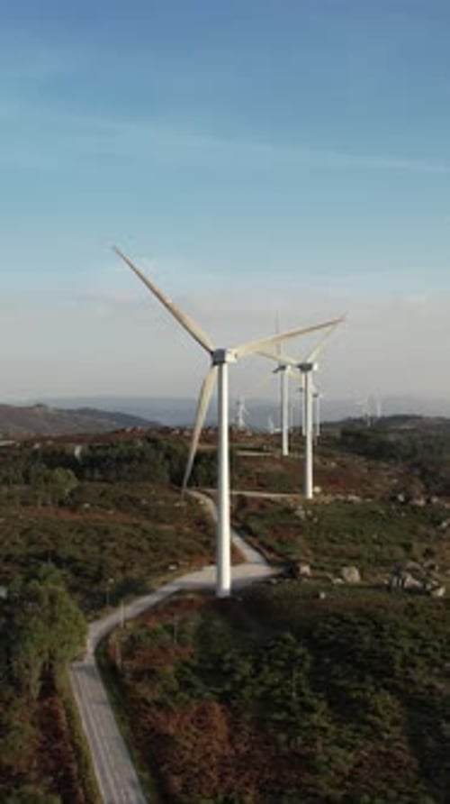 Vídeo vertical de un potente parque eólico para la producción de energía Generación de turbinas eólicas