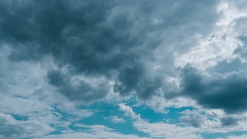 Dunkle Gewitterwolken bewegen sich schnell auf den Betrachter zu, Zeitraffer