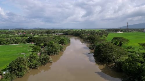 Ein Fluss mit bräunlicher Farbe bei Kuala Sala, Kedah