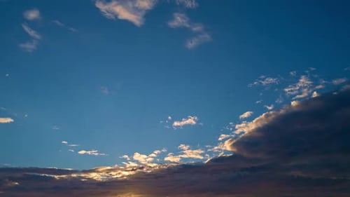 Abenddämmerung, Zeitraffer, bewegte Wolken und Sonnenuntergangswolken schweben durch die Abenddämmerung, Dämmerung, Himmelszeit