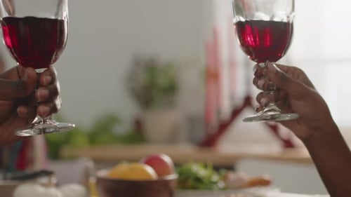 Verres à cliquetis « Hands of Couple » avec du vin rouge sur du pain grillé