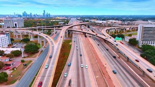 Moderne Stadtautobahn mit vielen Autos. Tagsüber stark frequentierte Schnellstraße aus Drohnenaufnahmen.