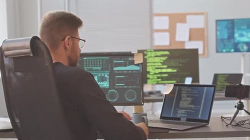 Portrait d'un programmeur sur le lieu de travail