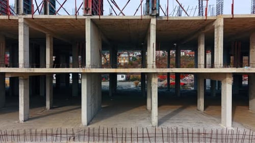 Betonsockel des zukünftigen Gebäudes. Im dritten Stock des Gebäudes befindet sich ein Gerüst
.