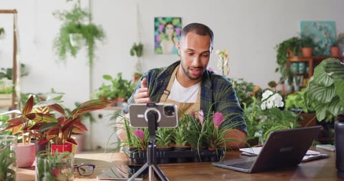Emprendedor de una pequeña empresa, propietario de una tienda de plantas, transmisión en línea, grabación de videos, red social