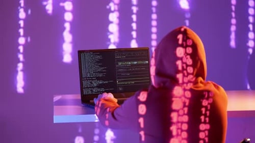 Un codeur vêtu d'un sweat-shirt à capuche examine les journaux du terminal sous des projections binaires violettes brillantes, evoki