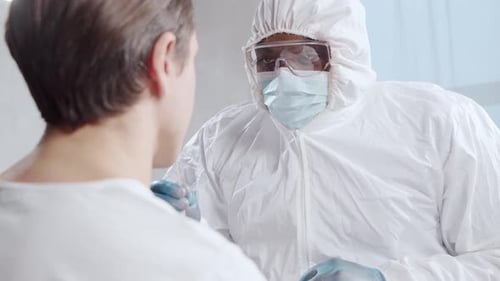Afroamerikanischer Arzt führt im Krankenhausbüro einen Coronavirus-Test durch: Mediziner und Patient