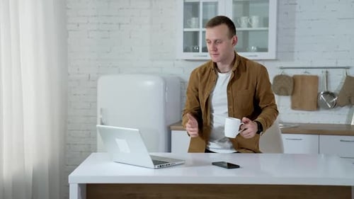 Freelancer ayant une conversation via l'ordinateur portable.