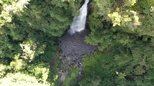 Vogelperspektive mit Drohne des Wasserfalls