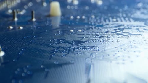 gros plan de la carte mère, caméra se rapprochant