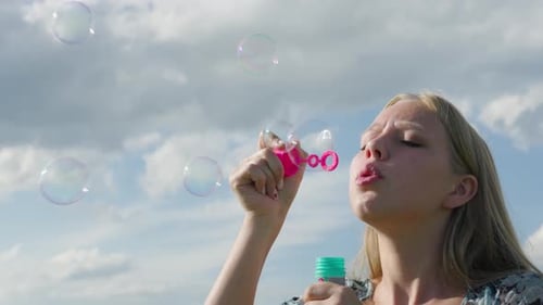 Freudige Augenblicke, in denen im Sommer Blasen unter strahlend blauem Himmel wehen